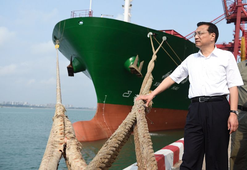 图为李克强总理在海口港码头了解货物吞吐量及运输等情况 图为李克强总理在海口港码头了解货物吞吐量及运输等情况